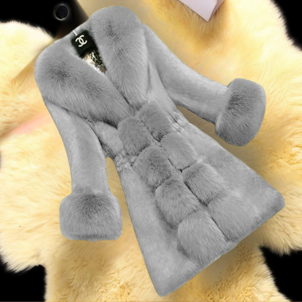 Grauer Pelzmantel, luxuriös, Damenmode, Winterbekleidung, elegantes Design, weiches Material.