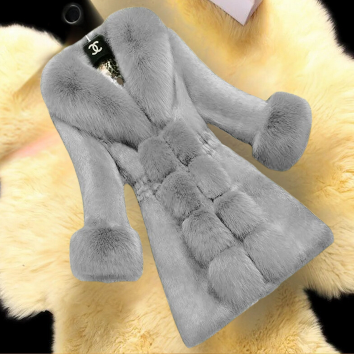 Grauer Pelzmantel, luxuriös, Damenmode, Winterbekleidung, elegantes Design, weiches Material.