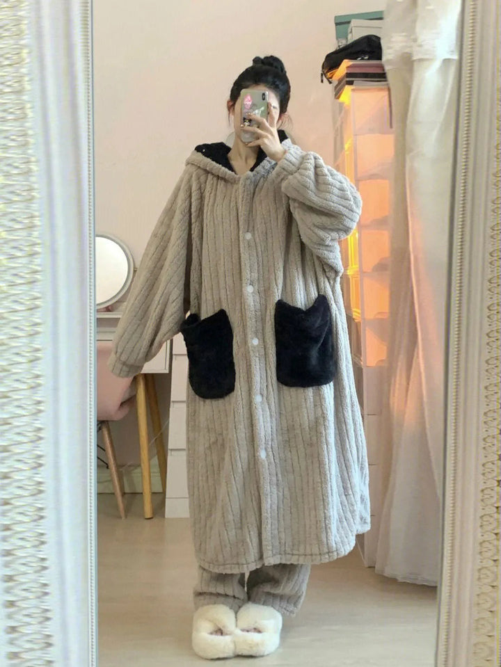 Flauschiger grauer Hausanzug mit Kapuze und Taschen, Damenmode, gemütliche Winterkleidung.