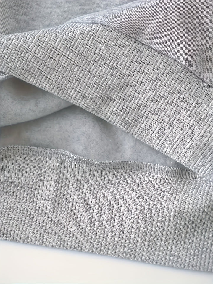 Grauer Baumwollpullover, Nahaufnahme, weiches Material, gerippter Saum, gemütliche Kleidung.
