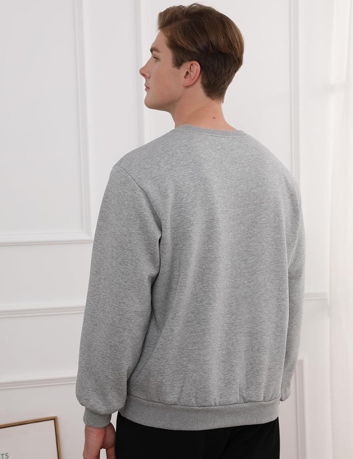 Mann in grauem Sweatshirt, Rückansicht, lässige Mode, Herrenbekleidung, gemütlicher Stil.