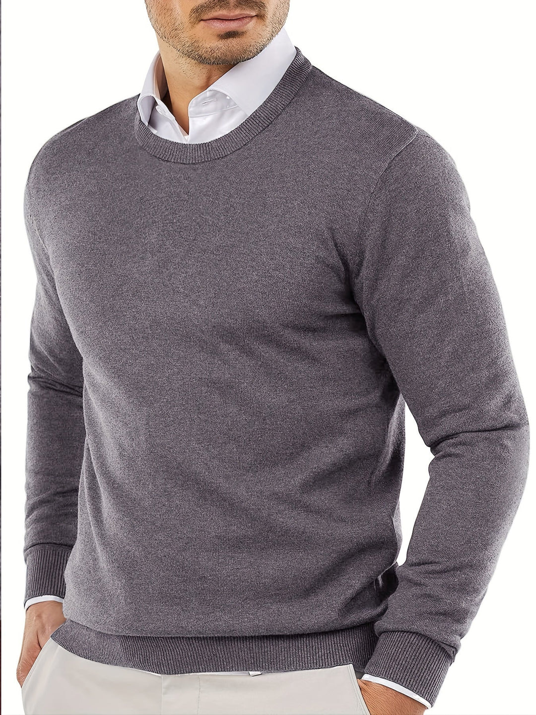 Grauer Herrenpullover aus Baumwolle, klassischer Rundhalsausschnitt, eleganter Freizeitlook.