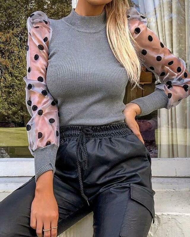 Grauer Pullover mit transparenten Ärmeln und schwarzen Punkten, Damenmode, stilvoll, modern.