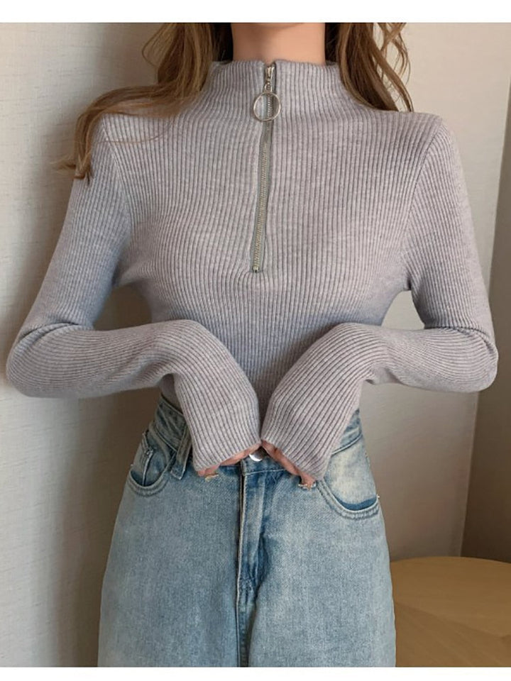 Grauer gerippter Rollkragenpullover mit Reißverschluss, Damenmode, Herbst, lässig, elegant.