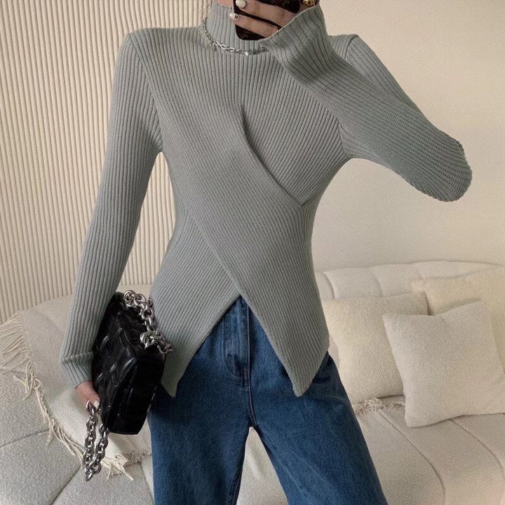 Grauer Strickpullover Damen, asymmetrisch, modisch, Herbstmode, mit Kettentasche.