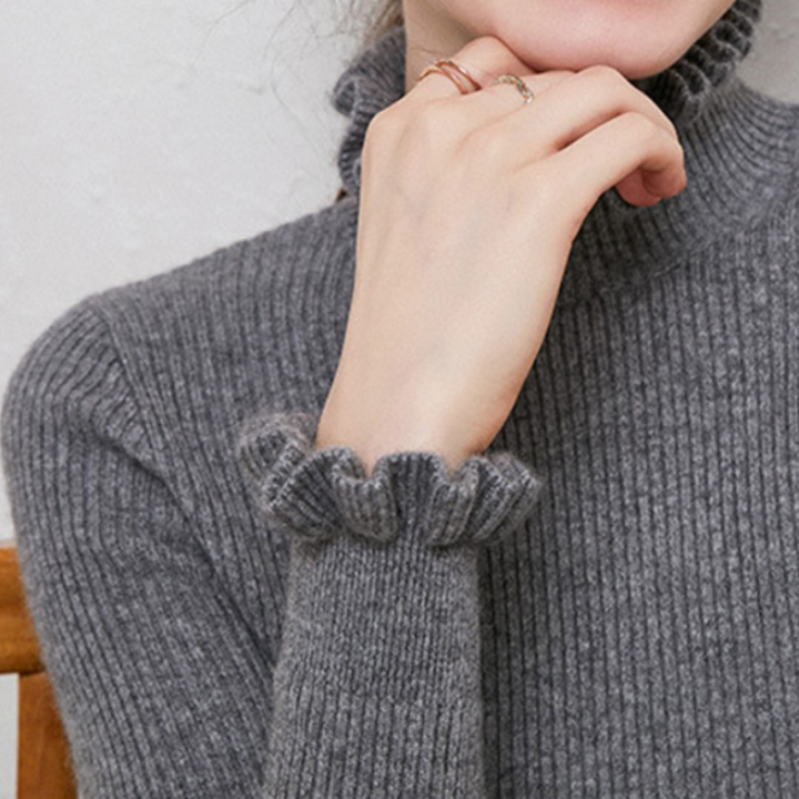 Frau trägt grauen Rollkragenpullover aus Strick, Nahaufnahme, modisch, Herbstmode.