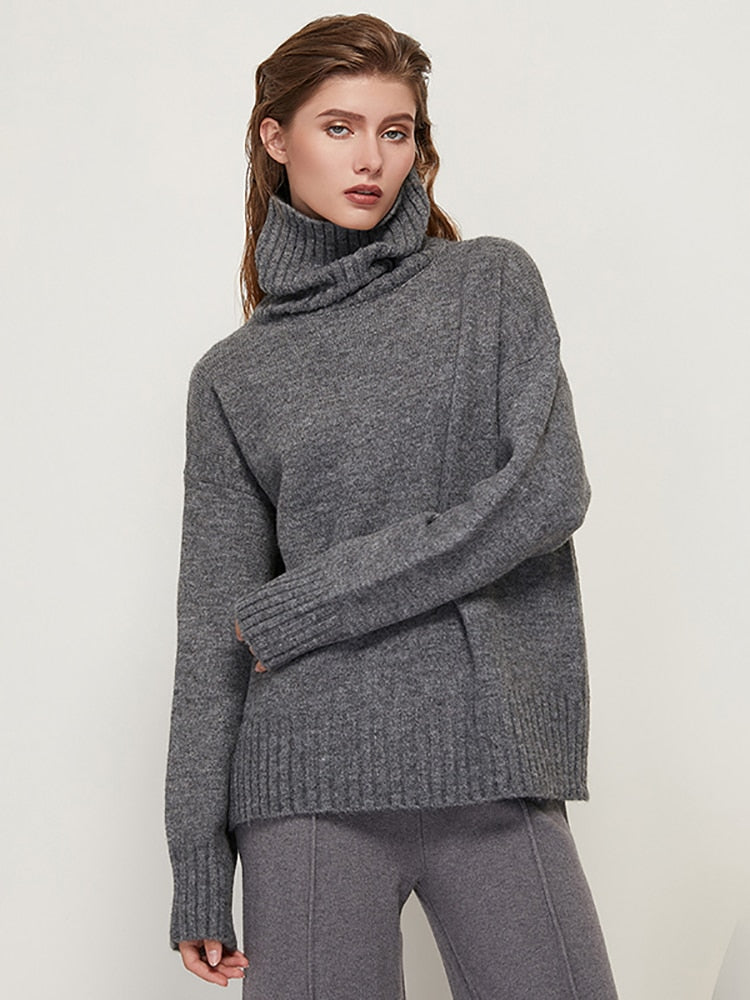 Frau in grauem Rollkragenpullover aus Wolle, modisch, warm, Herbst-Winter-Bekleidung.