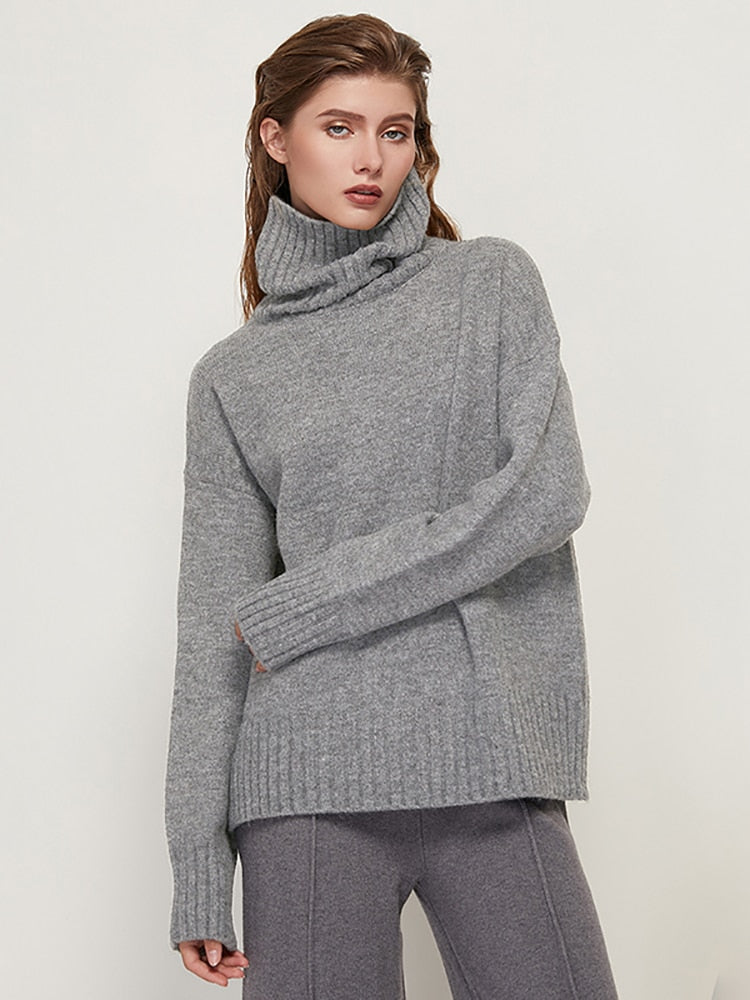 Frau in grauem Rollkragenpullover aus Wolle, modisch, warm, Herbst-Winter-Kleidung.