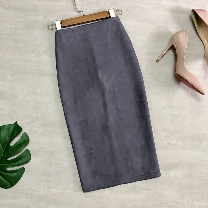 Grauer Bleistiftrock aus Wildleder, knielang, elegant, Damenmode, neben beigen High Heels.