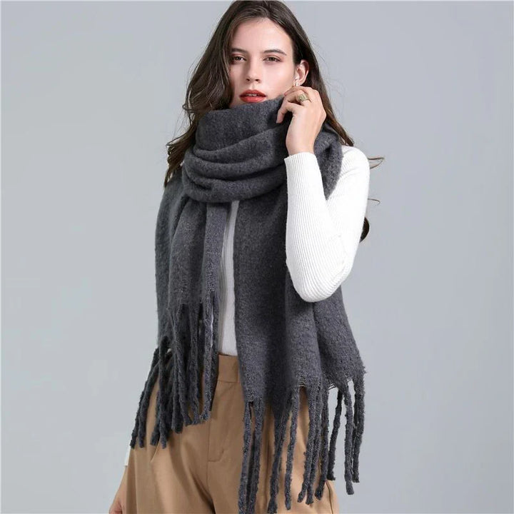 Frau mit grauem Schal, Fransen, Wintermode, Damenbekleidung, warm, stilvoll, elegant.