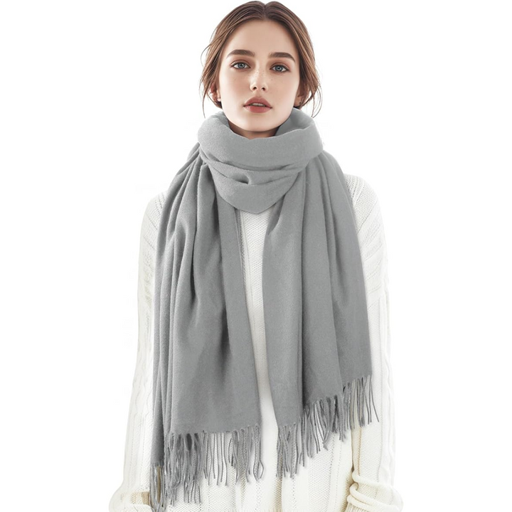 Frau mit grauem Schal, Wintermode, weicher Kaschmirschal, stilvolles Accessoire, warm.