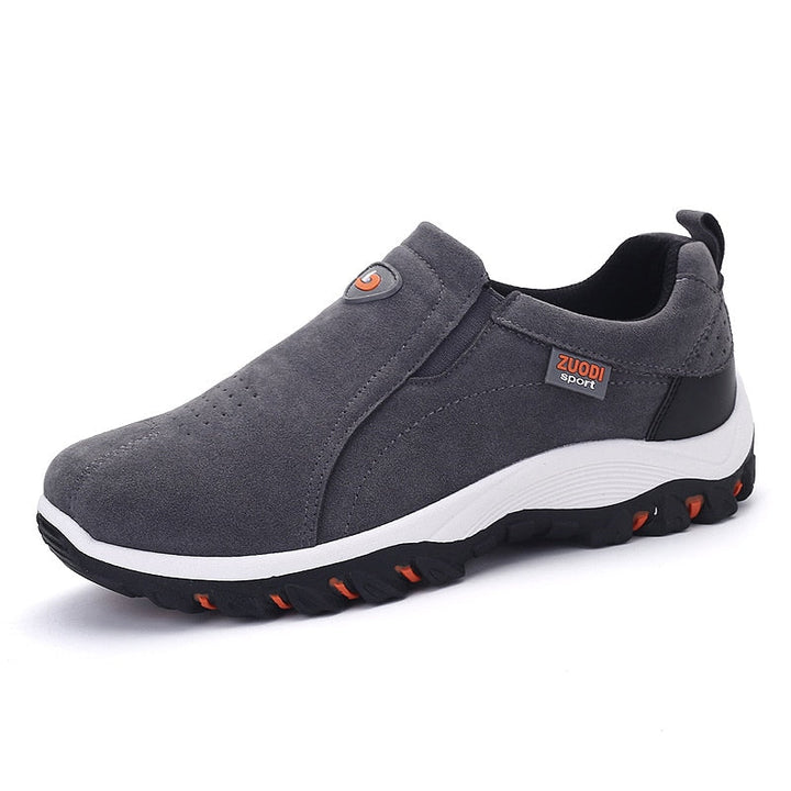 Grauer Herren-Sneaker, rutschfest, atmungsaktiv, sportlich, bequem, mit weißer Sohle.