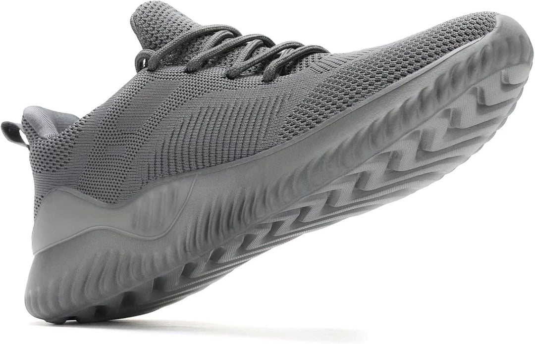 Grauer Sportschuh aus Mesh, rutschfeste Sohle, atmungsaktiv, ideal für Laufen und Fitness.