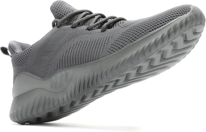 Grauer Sportschuh aus Mesh, rutschfeste Sohle, atmungsaktiv, ideal für Laufen und Fitness.