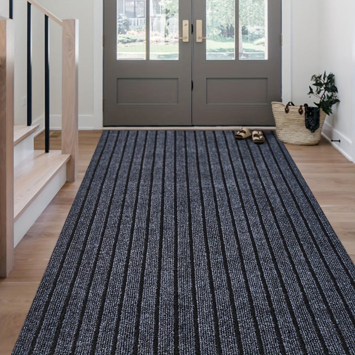 Grauer gestreifter Teppichläufer im Flur, moderne Einrichtung, Holzboden, Eingangstür.