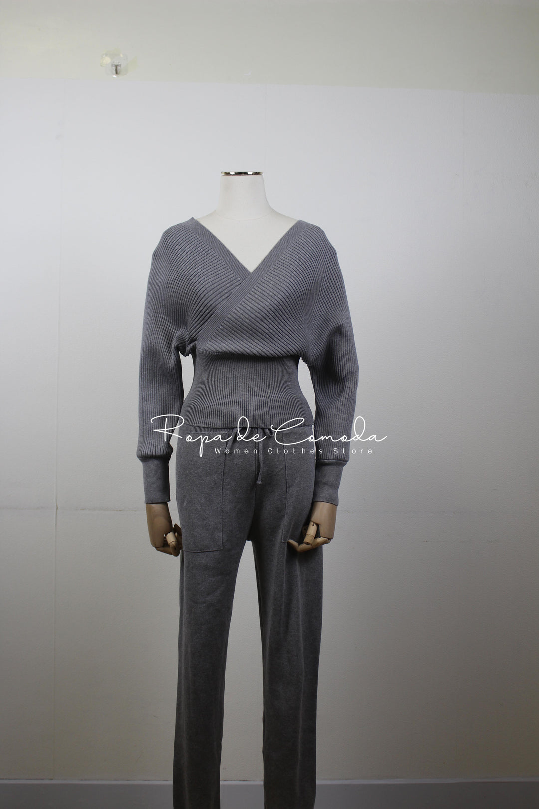 Grauer Damen-Strickpullover und Hose Set, V-Ausschnitt, langärmelig, elegant, bequem.