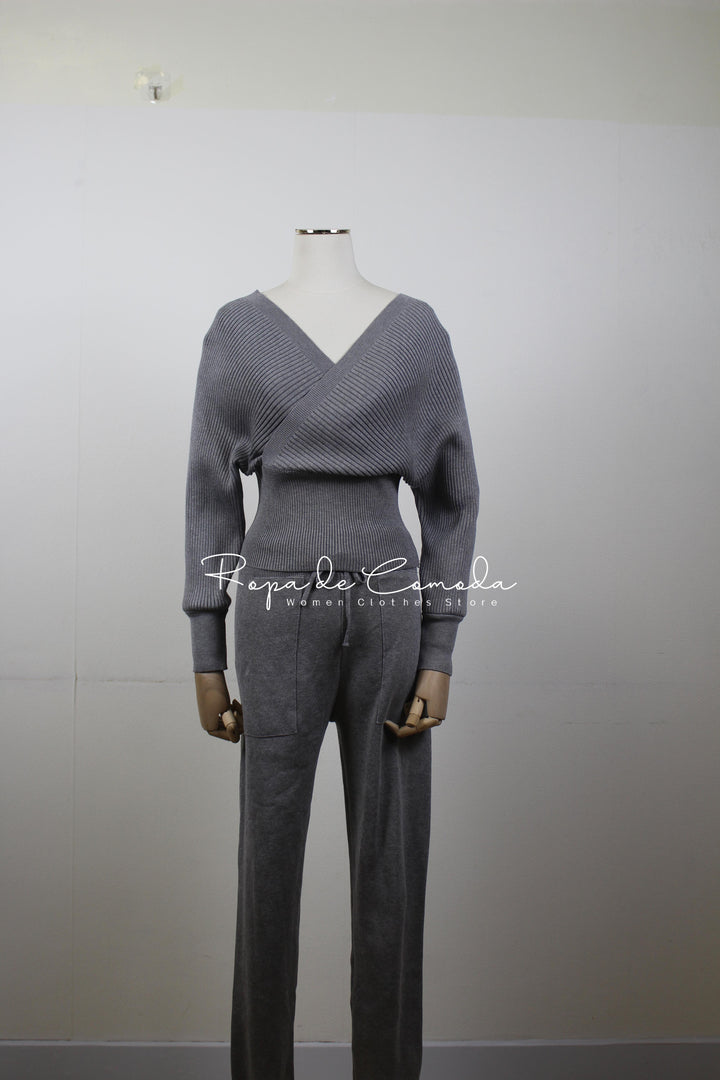 Grauer Damen-Strickpullover und Hose Set, V-Ausschnitt, langärmelig, elegant, bequem.
