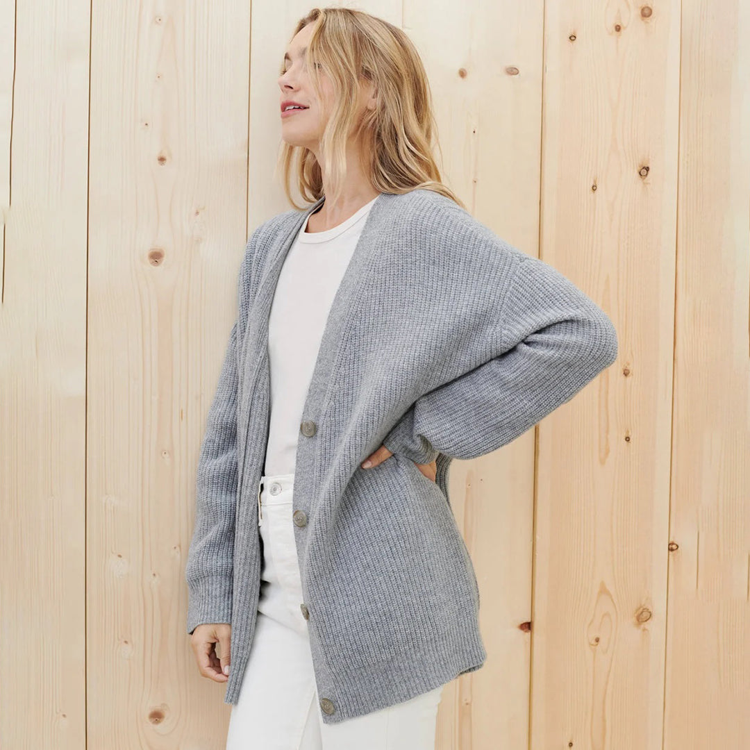 Grauer Strick-Cardigan Damen, Holzknöpfe, lässig, warm, modisch, Herbstmode, bequem.
