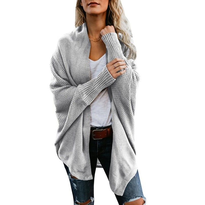 Frau in grauem Strickcardigan, lässig, modisch, langärmelig, Herbstmode, Damenbekleidung.