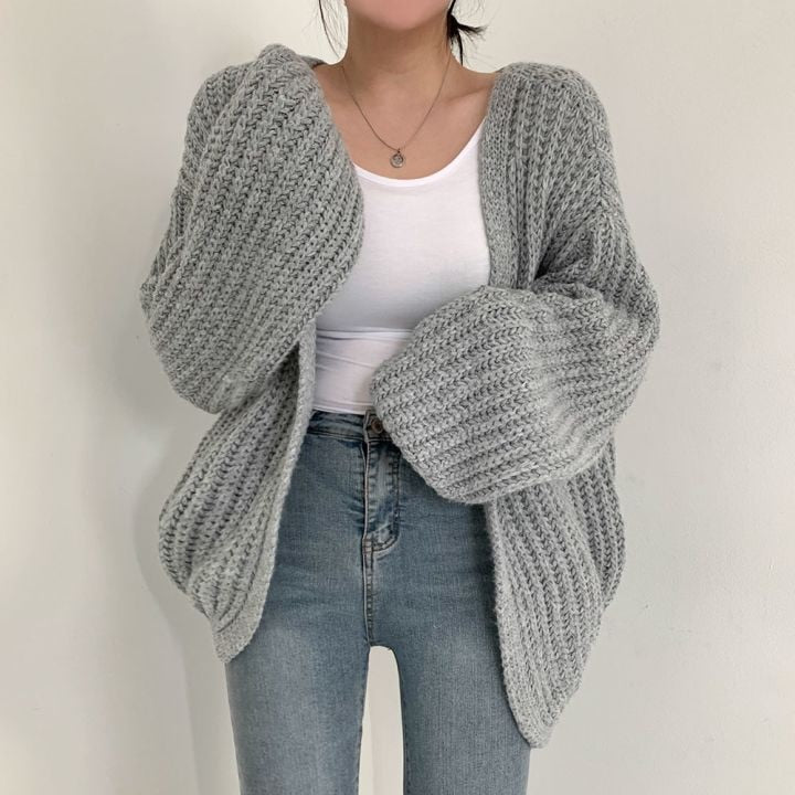 Grauer Strick-Cardigan Damen, grobmaschig, lässig, modisch, Herbstmode, gemütlich.