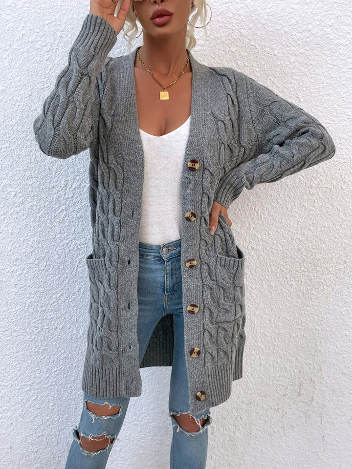 Grauer Strick-Cardigan mit Zopfmuster, lange Ärmel, Holzknöpfe, Damenmode, lässiger Stil.