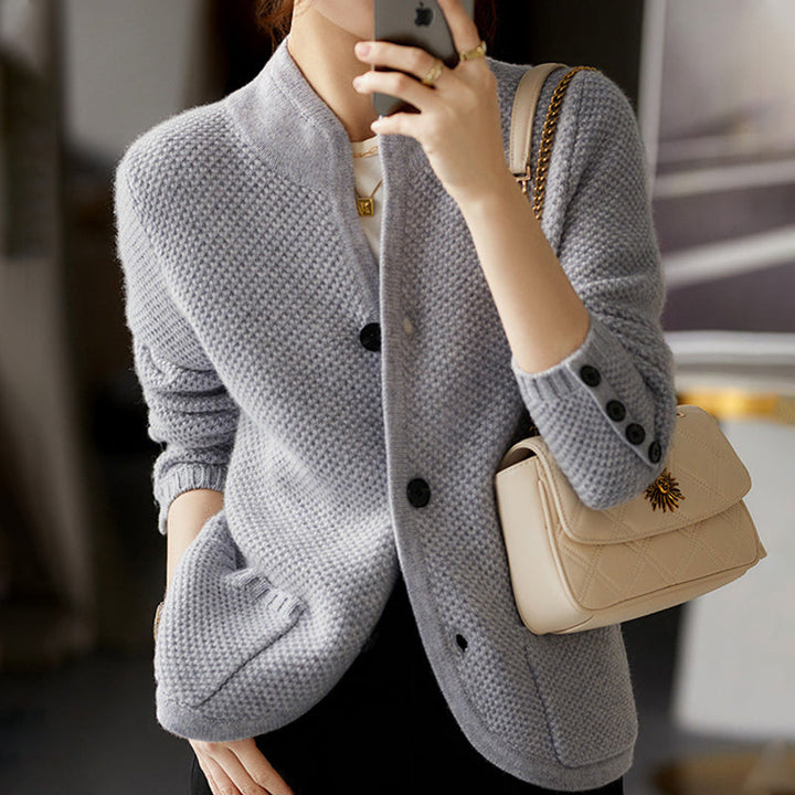 Frau in grauem Strickjacke mit beiger Handtasche, modisch, elegant, Herbstmode, Damenbekleidung.