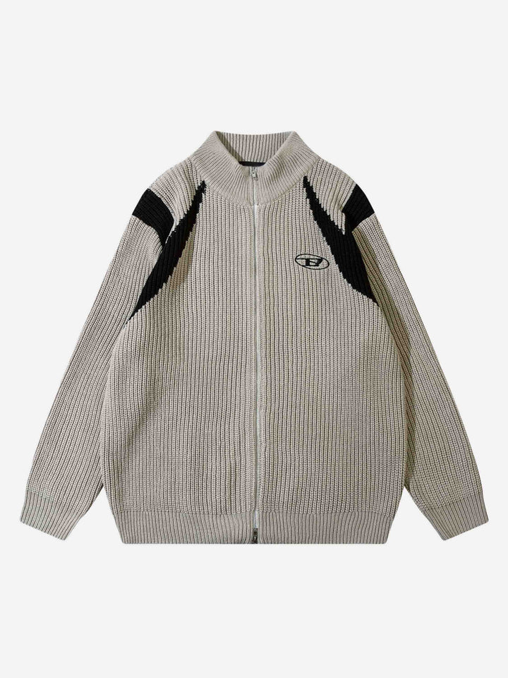 Grauer Strickpullover mit Reißverschluss, schwarzem Muster, Logo, Herrenmode, Winterbekleidung.