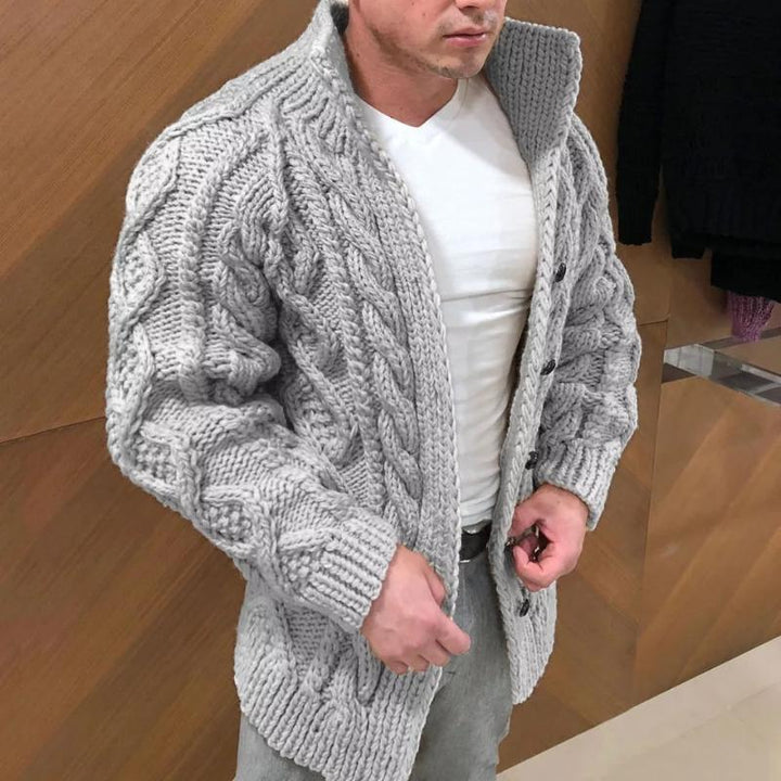 Grauer Strickcardigan Herren, Zopfmuster, Knopfleiste, Wintermode, gemütlich, warm, stilvoll.