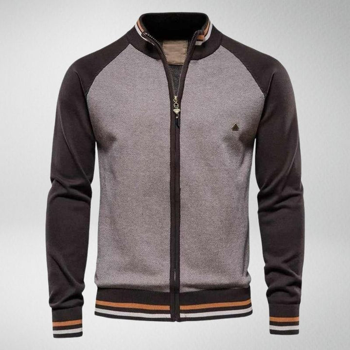 Graue Herren-Strickjacke mit Reißverschluss, schwarzem Kragen und gestreiften Bündchen.