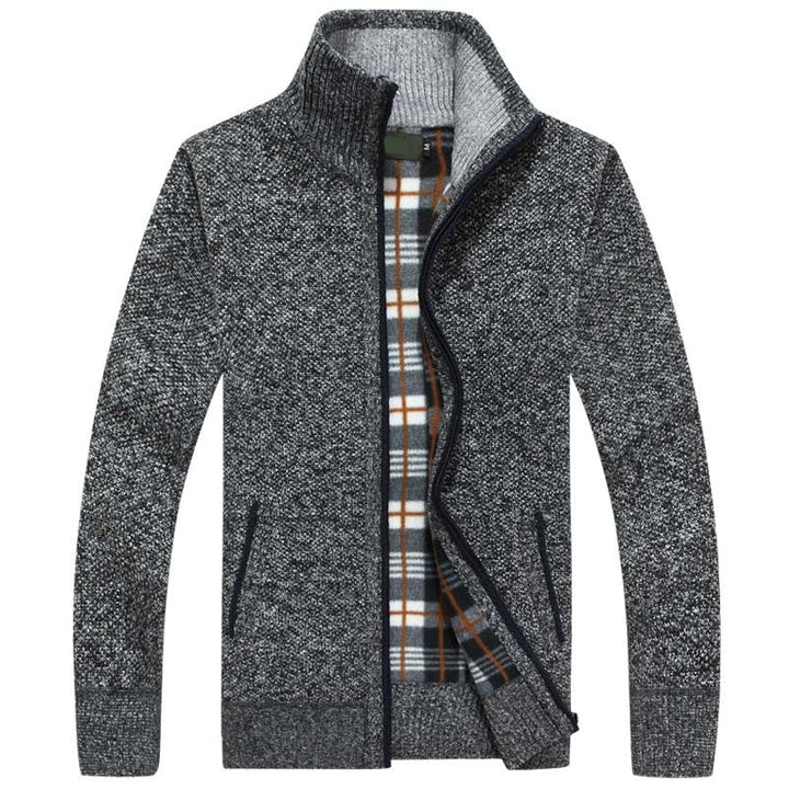 Graue Strickjacke mit Reißverschluss, kariertem Innenfutter, Herrenmode, warm, stilvoll.