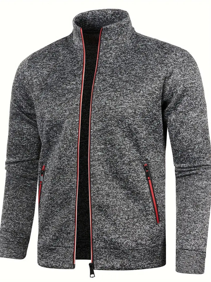 Graue Herren-Strickjacke mit Reißverschluss, Stehkragen und roten Akzenten, modisch und bequem.