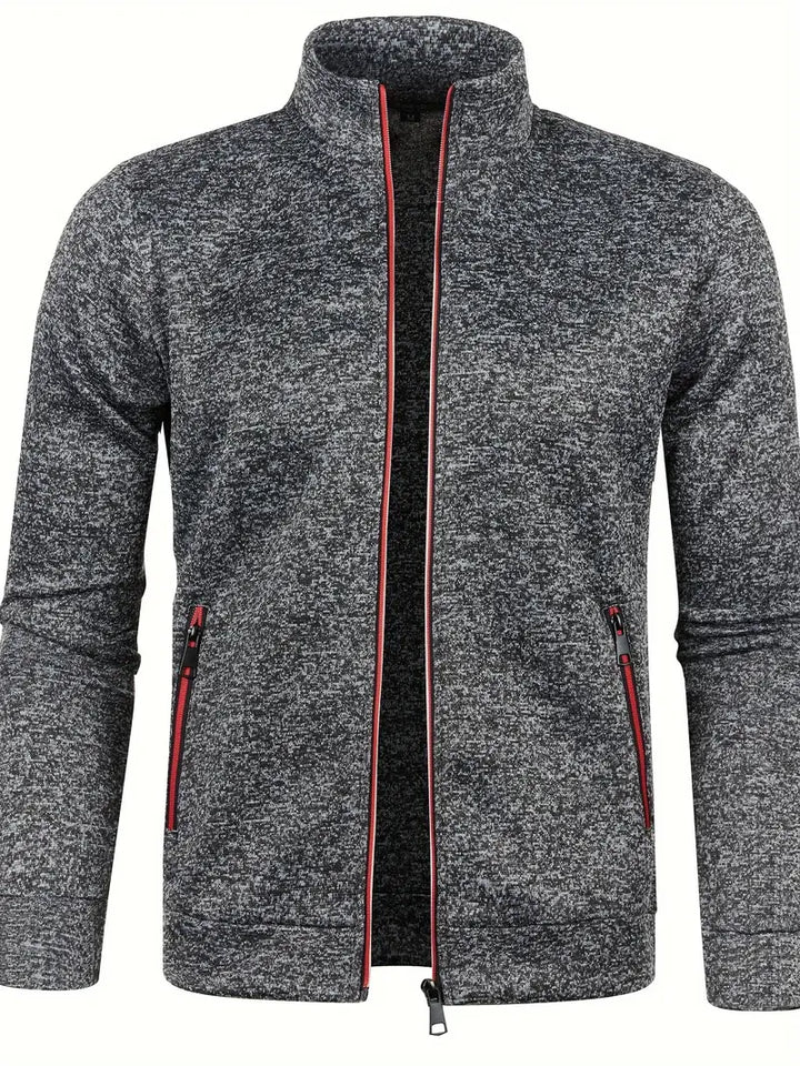 Graue Herren-Strickjacke mit Reißverschluss, Stehkragen und roten Akzenten, warm und stilvoll.