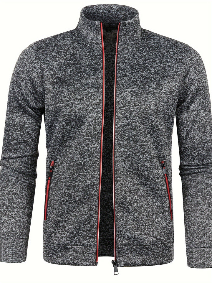 Graue Herren-Strickjacke mit Reißverschluss, Stehkragen und roten Akzenten.