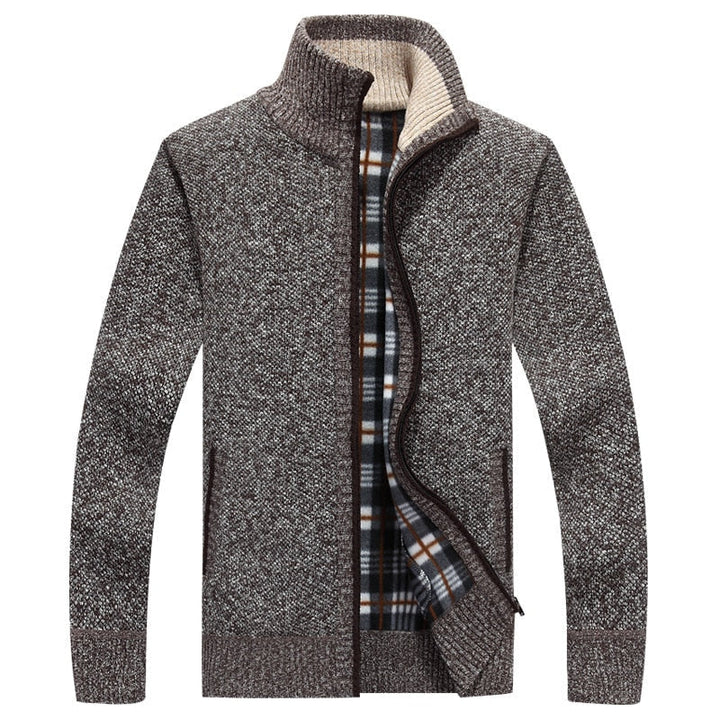 Grauer Herren-Strickjacke mit Reißverschluss, kariertes Innenfutter, warm, modisch, Wintermode.