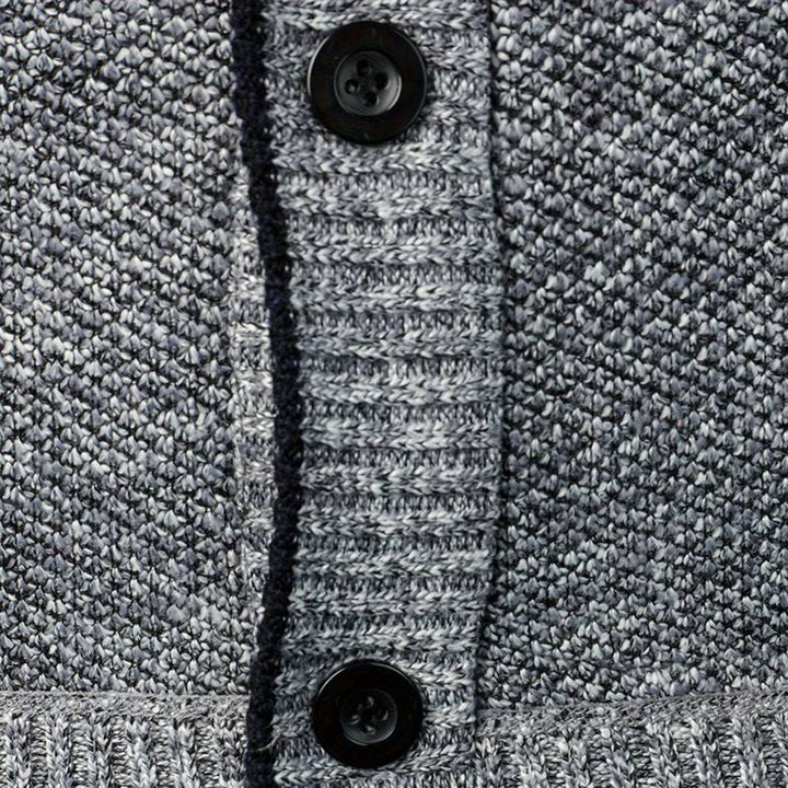 Grauer Strickpullover mit schwarzen Knöpfen, Nahaufnahme, Textur, Herrenmode.