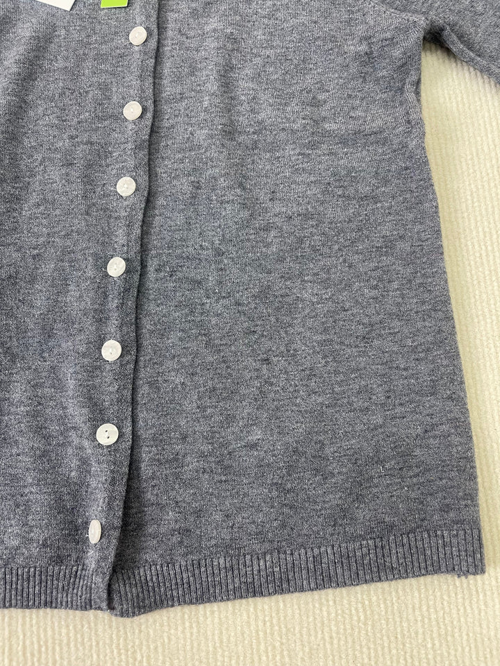 Grauer Strickcardigan mit weißen Knöpfen, weiches Material, modisch, Damenbekleidung.