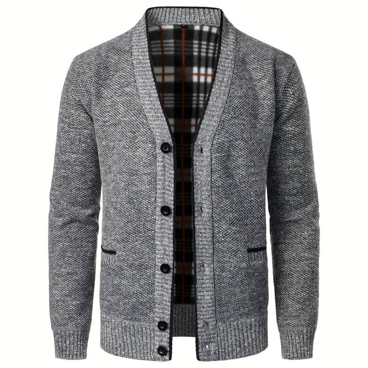 Hellgrauer Strick-Cardigan mit Knöpfen, kariertem Innenfutter, Herrenmode, Winterkleidung.