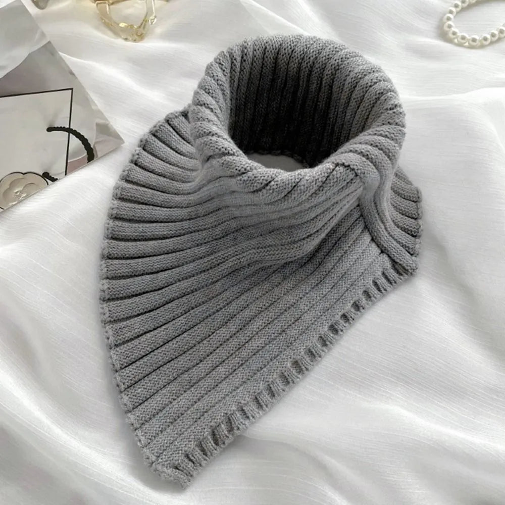 Grauer Strickschal, gerippt, warm, modisch, Winteraccessoire, Unisex, weiches Material.