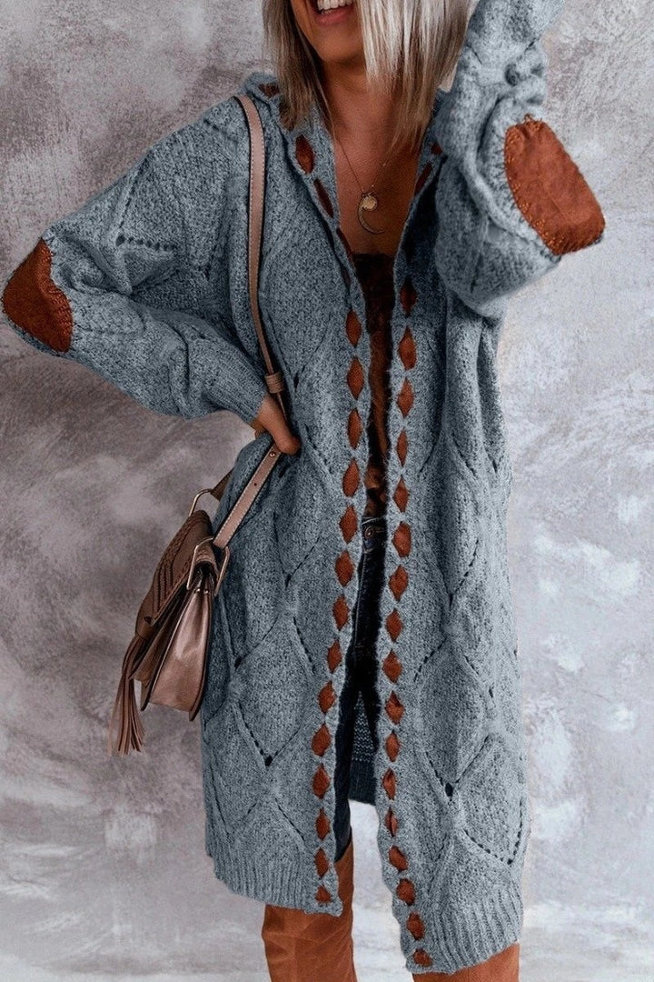 Grauer Strickmantel mit braunen Details, Damenmode, Herbst-Winter, gemütlich, modisch.