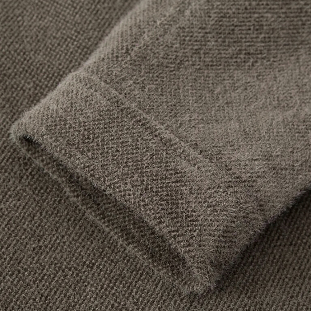 Brauner Strickpullover-Ärmel, weiches Material, Nahaufnahme, Textur, Wintermode.