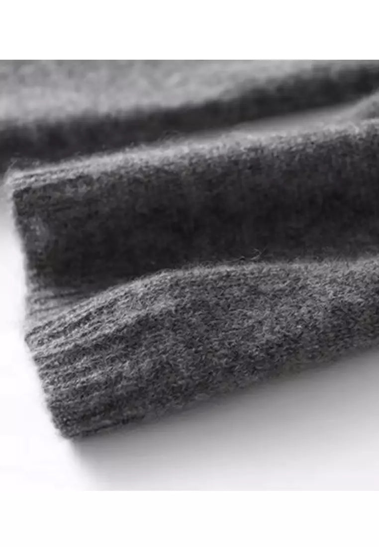 Grauer Strickpullover aus Wolle, weiches Material, modisch, warm, Winterkleidung.