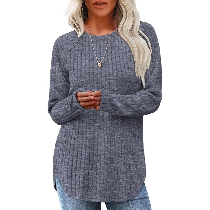 Frau in grauem Strickpullover, lässig, langärmelig, modisch, Herbstmode, Damenbekleidung.