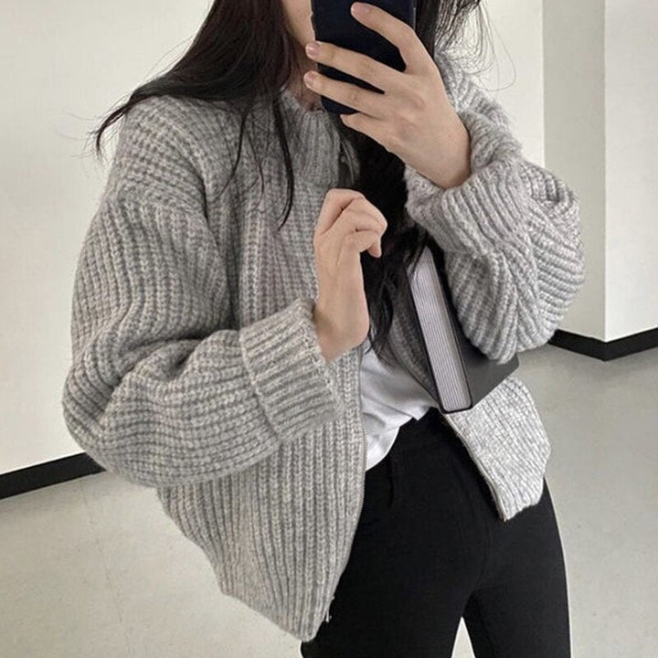Frau in grauem Strickpullover, Selfie, modisch, gemütlich, Herbstmode, Damenbekleidung.