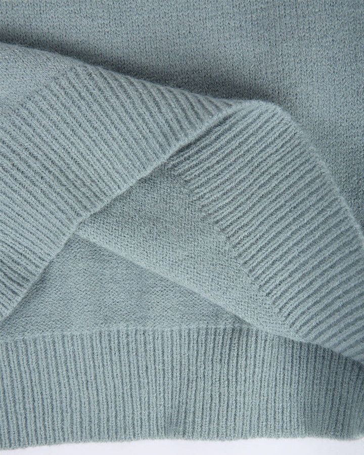 Grauer Strickpullover aus Wolle, Nahaufnahme, weiches Material, modisches Design, Herbstmode.