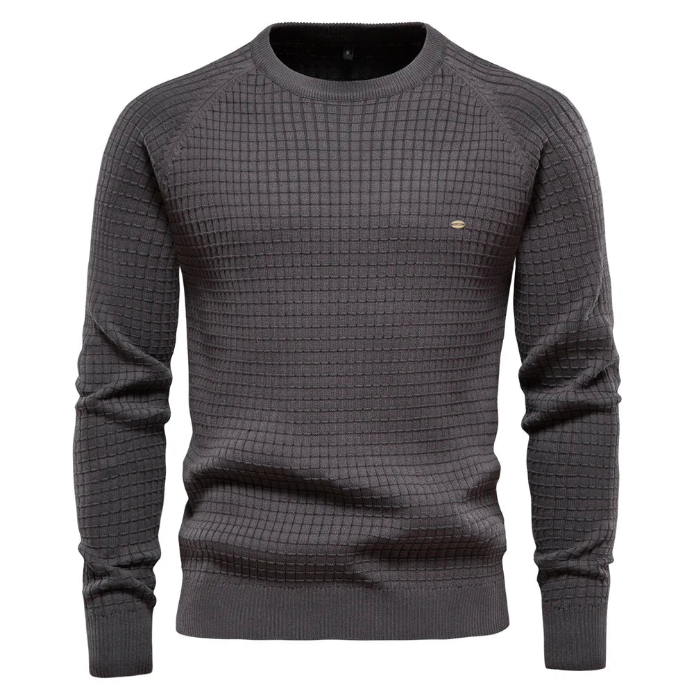 Grauer Herrenpullover, Strickmuster, Rundhalsausschnitt, modisch, bequem, Herbstmode.