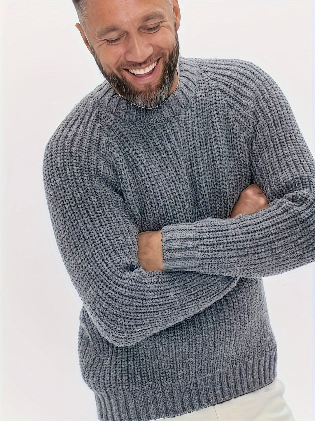 Mann in grauem Strickpullover, lächelnd, Wintermode, Herrenbekleidung, gemütlich, warm.