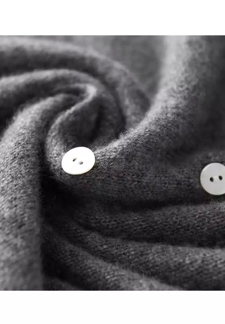 Grauer Wollpullover mit weißen Knöpfen, weiches Material, Nahaufnahme, modisch, warm.