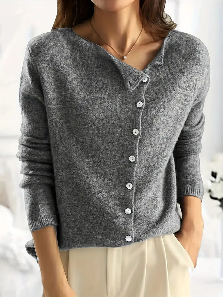 Grauer Damenpullover mit Knopfleiste, weiches Material, modisch, bequem, Herbstmode.