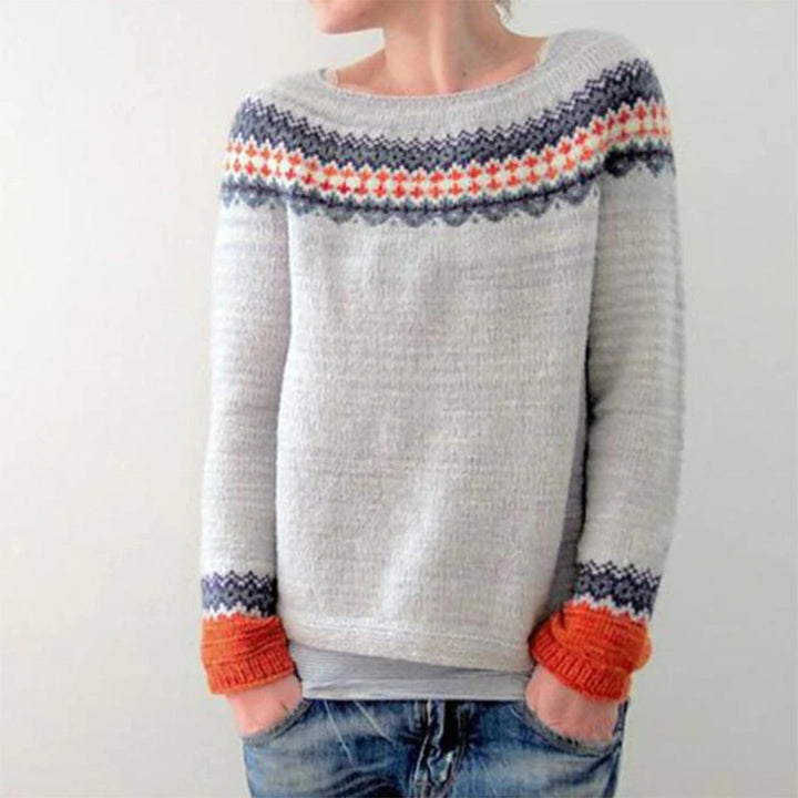 Grauer Strickpullover mit buntem Muster, Damenmode, gemütlich, Herbst-Winter, Freizeitkleidung.