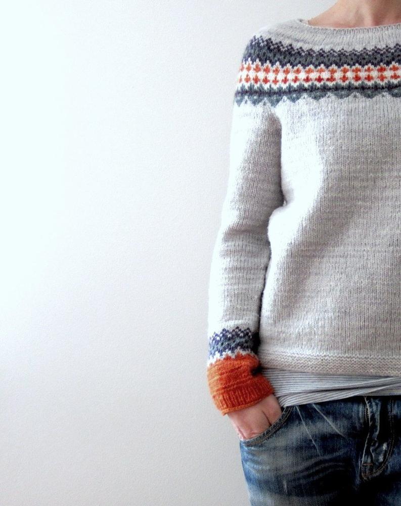 Grauer Strickpullover mit buntem Norwegermuster, Damenmode, Winterkleidung, gemütlich, warm.